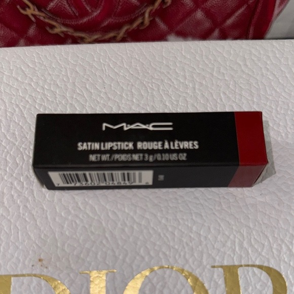 MAC Satin Lipstick - Picture 1 of 5